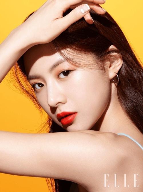 韩国女艺人高允贞最新杂志写真曝光