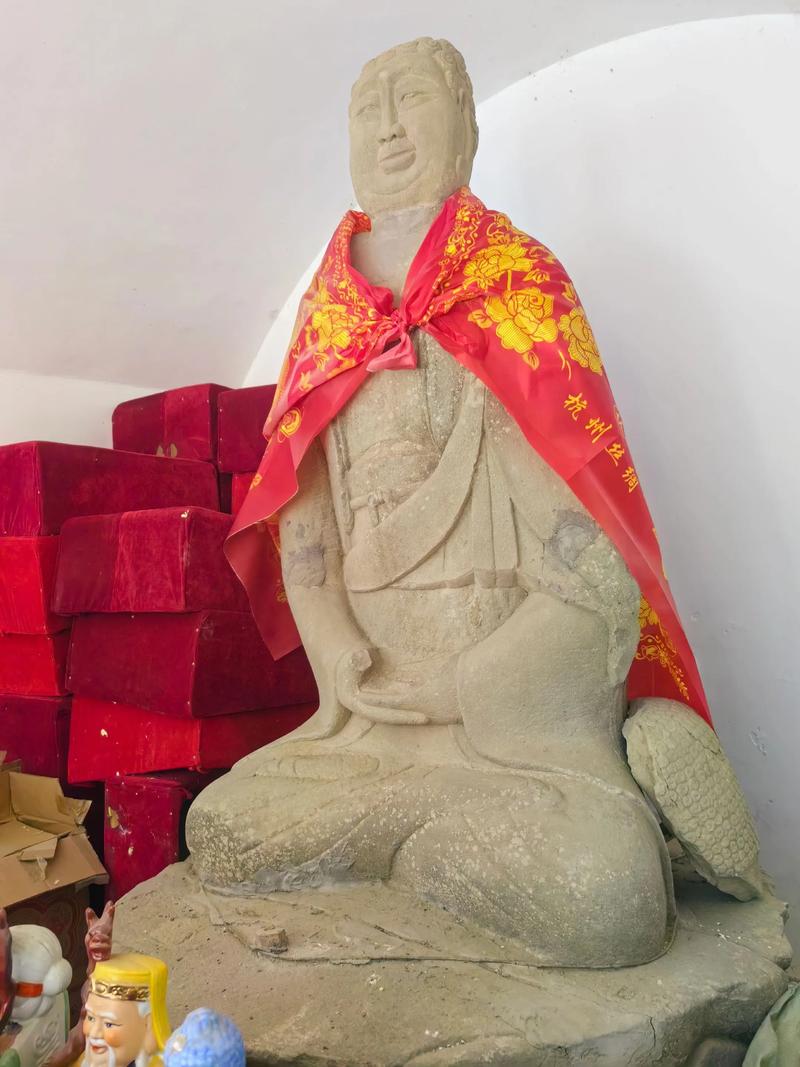 位于甘泉白鹿寺,千年银杏树得名,过去属于皇家寺院,寺院的石刻