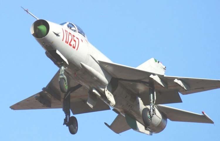 换装双三角翼后,有效改善了歼-7e战斗机的中低空机动性,提高稳定盘旋