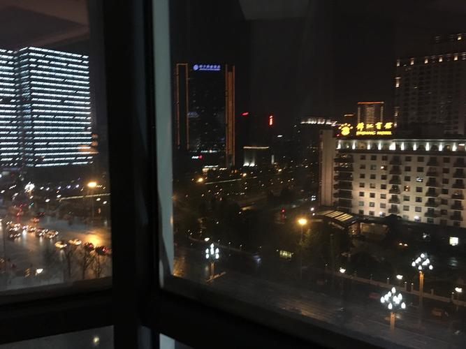                房间窗外夜景超美