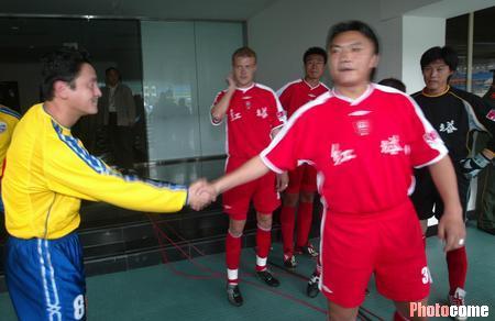 图文-四川2-1胜红塔 赛前握手马儿谦卑魏大侠孤傲