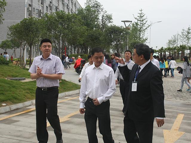 耿兵院长陪同考察小组参观我院