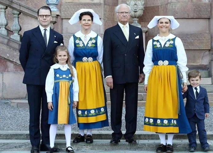 公主(estelle)和小儿子奥斯卡王子(oscar)都穿上了瑞典的传统服饰!