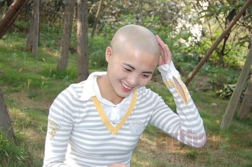 美女在草坪中剃光头(11)