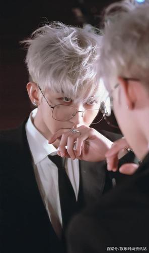 蔡徐坤的银发也太帅了!漫画中走出来的男神!太绝了!