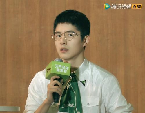 刘昊然 汤达人元气少年同学会金丝眼镜造型怎样