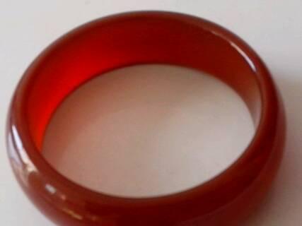 大家帮我看看这个手镯的价格,有人说是南红的,也有人说是战国红的,请