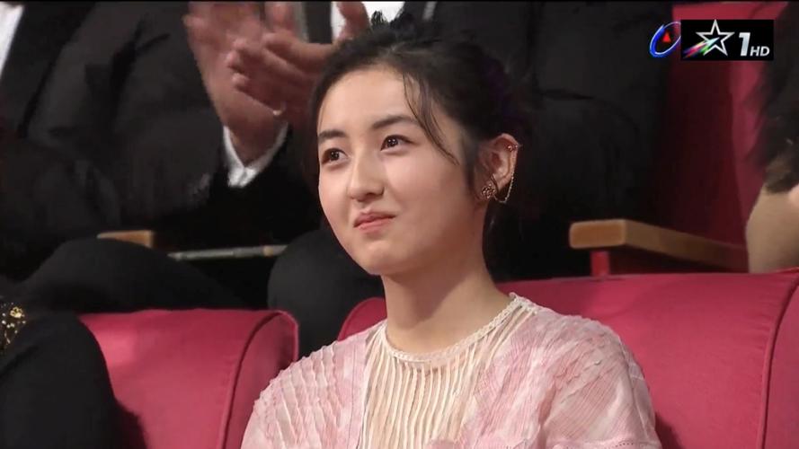 17岁张子枫金马奖惜败49岁丁宁,但她比这些85后小花强