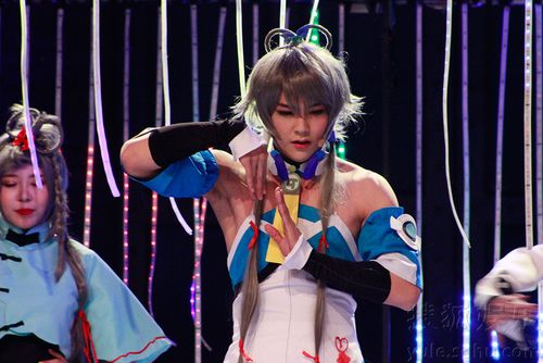 汪东城cos二次元少女洛天依 露肩短裙娇羞妩媚