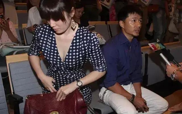 段奕宏夫妻二人看电影两人满脸油腻有夫妻相从始至终没有交流