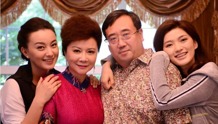 57岁蔡明近照, 老公长得比潘长江还帅, 儿子颜值一言难尽