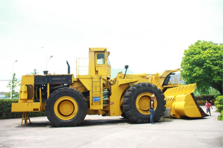 当年建三峡大坝的工程车,巨无霸!