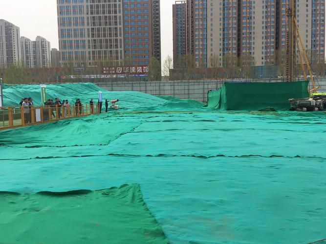 工地现场黄土部分全部用土工布覆盖