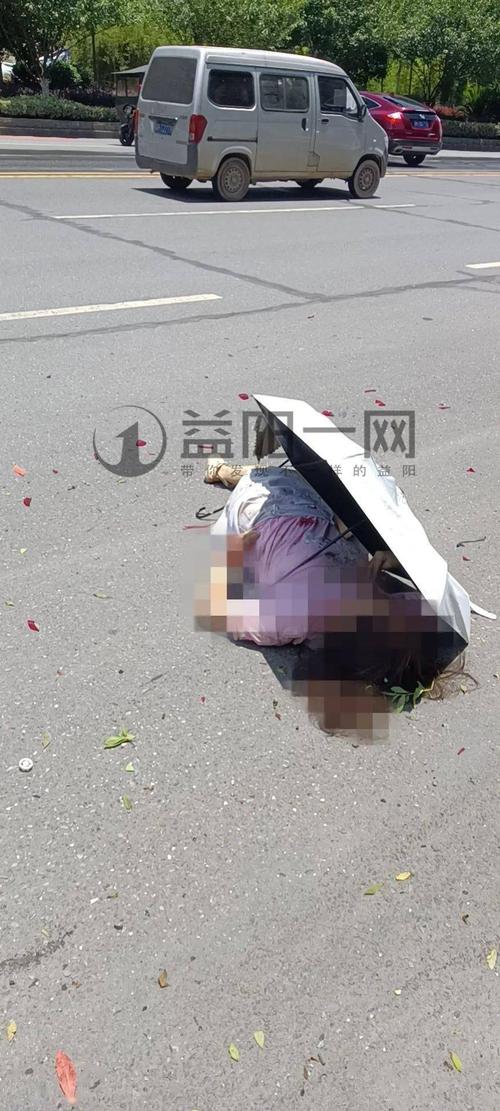 太揪心益阳今日连发两起车祸两名女子头部血流倒地不起生死未卜现场一