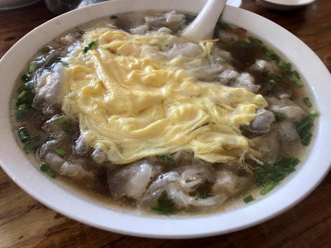 【市心街汤包店】@嵊州 这个皮真的超级薄,透明的感觉.好吃的.