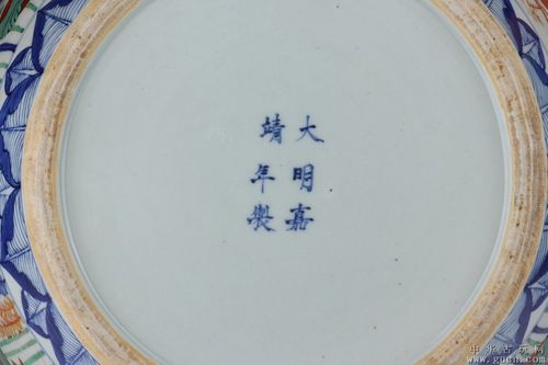 明代大明嘉靖年制款五彩鱼藻纹盖罐