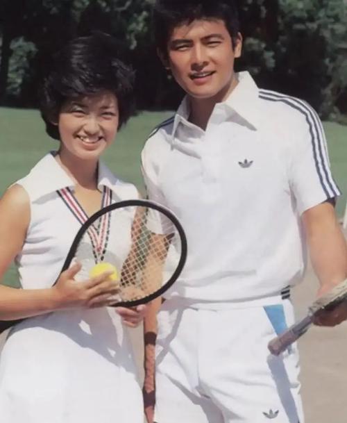 69岁日本老牌男星三浦友和近照,帅气依然在,娶山口百惠恩爱40年