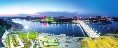 中)在驻马店市委书记余学友(右一),市长陈星(右三)陪同下在泌阳县调研