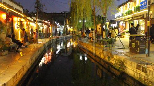 老济南曲水亭街夜景