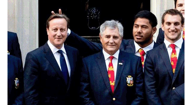 david cameron gets bunny ears from samoan rugby-man manu tuilagi