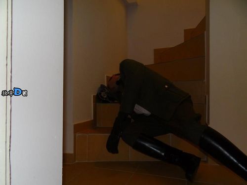 酒店醉酒遇袭滚楼梯后马靴制服被洗劫 - shuaijingkuxue - 雄靴世界