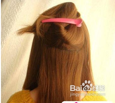 扎法步骤3:如图片上,两边各一份,肩背的头发分为两束