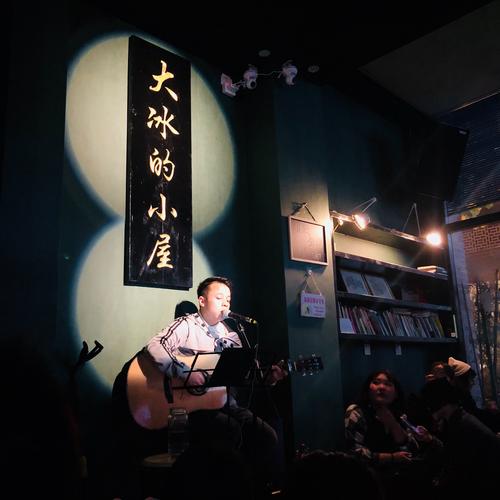 今天的歌手,不认识,贵州小伙儿,做过导游修过车,大冰小屋唱唱歌