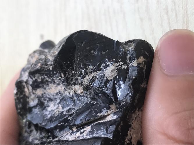 这是黑钻石原石吗