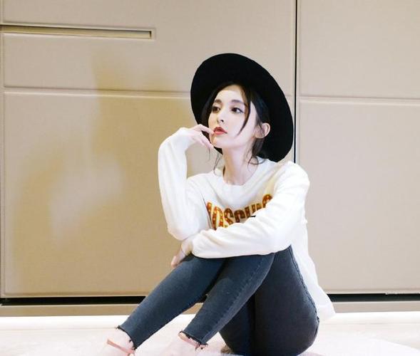 古力娜扎是真美,穿白色低领衫配牛仔裤,长发撩一边大秀精致锁骨