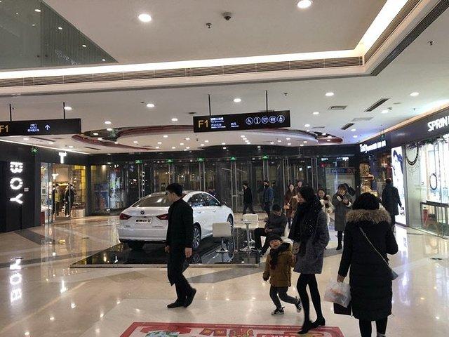 万达广场的led显示灯很好看尤其温暖这个寒冷的冬夜通常这样的办公楼