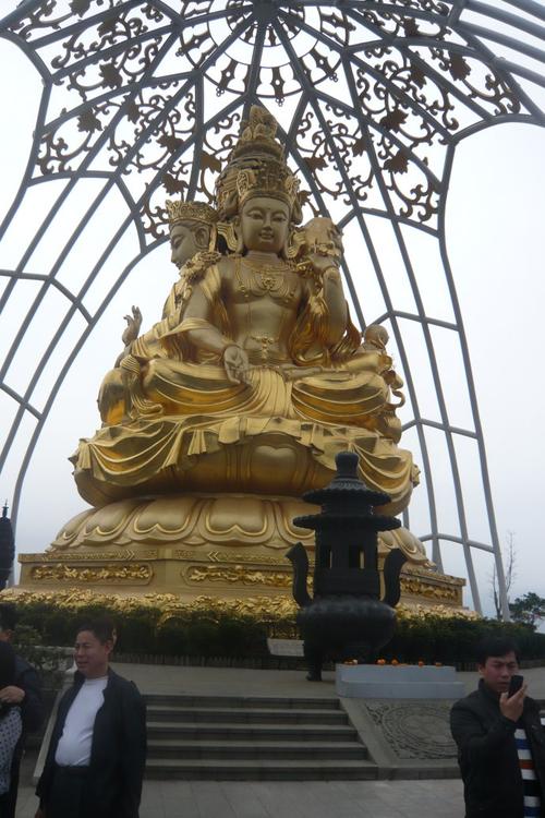 四佛一体高七丈 举世称奇无比肩   大华兴寺之四面观音位于深圳东部