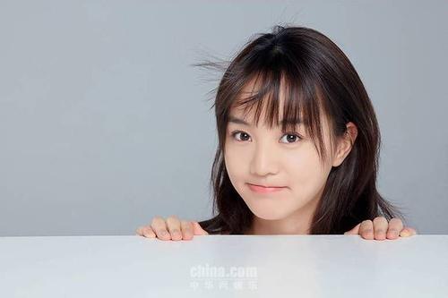 里,胡意旋饰演外表软萌内心无畏的儿童心理咨询师秦以悦