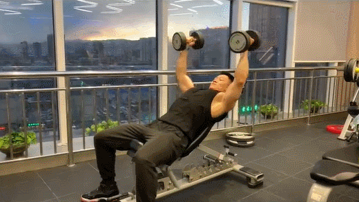 上斜哑铃飞鸟来帮忙,掌握3个细节很重要