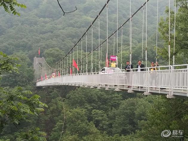 三款suv已经登上了山顶来到了玻璃栈道旁边,很多人都知道金顶山具有