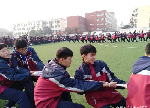 邳州市运河中学初三年级举行拔河比赛