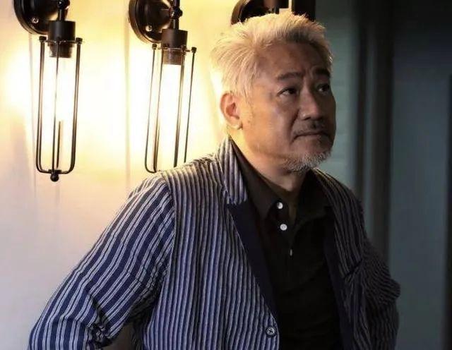曾演古惑仔爆红63岁男星退圈多年难得亮相满头白发霸气不再