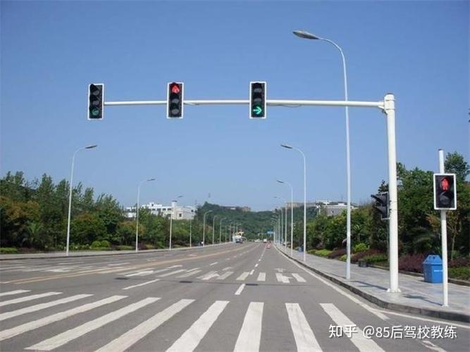 十字路口直行红绿灯坏了旁边的红绿灯好用我直行过去了算闯红灯吗