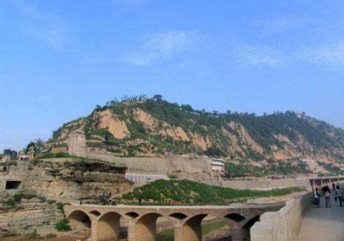 笔架山,俗称耙子山,又名汉元山,是位于清涧城西,秀延河畔的