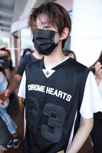 王源今日触动冷酷开关 撩湿发 眼神杀