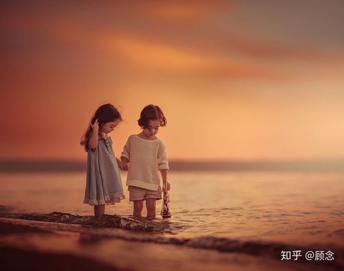 求助哪位小可爱有类似于,小男孩牵小女孩的图片,望评论谢谢啦,急需