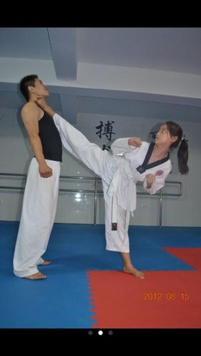 你光脚 会用什么腿法 可以踢到脸吗             跆拳道女生踢男生