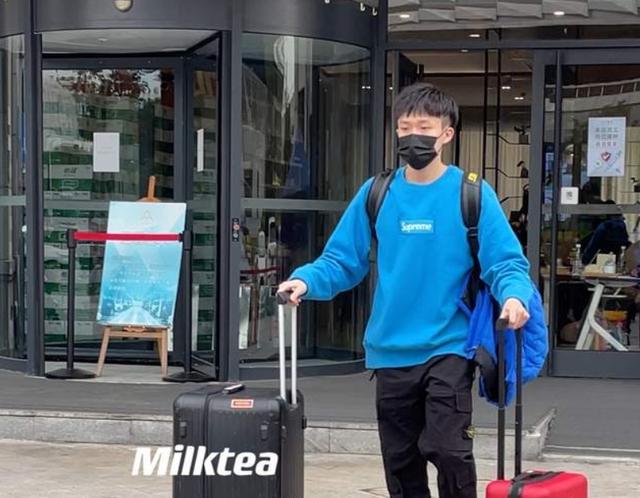 从网友曝光的机场照片可以看出王楚钦,林高远等人穿得很潮,不愧是年轻