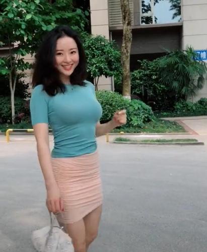 成熟女人穿上包臀韵味十足,30多岁正是她魅力的巅峰期