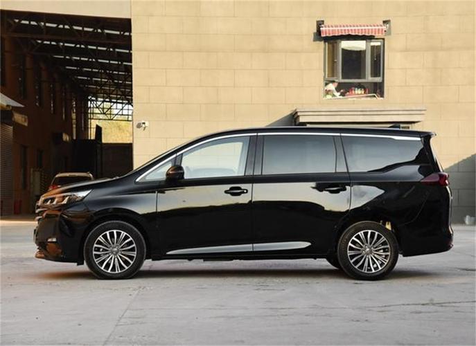 街头偶遇传祺gm6,黑色车身更酷炫,这颜值还看啥埃尔法