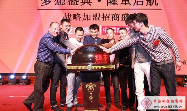 盛典的启幕阶段,山西爱恋珠宝董事长林洪海及总经理陈亚健分别致