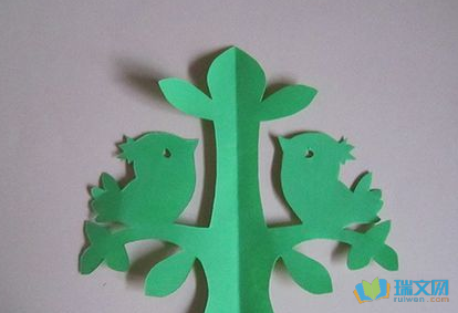 的特征,选择适当的折法进行折叠,比如,大树和小鸟,就选择对称纹样折法