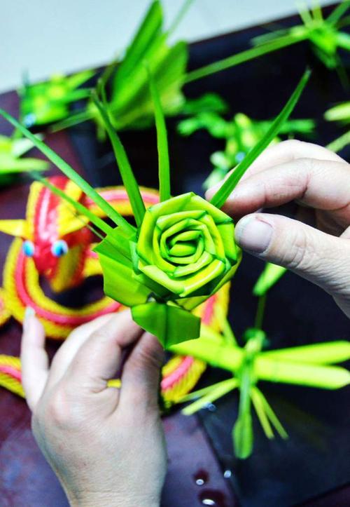 用树叶编出的各种动物 很漂亮哟 我的qq相册还有很多 875063580