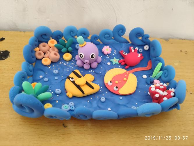 班里女同学做的黏土艺术品《海底世界》童趣可爱 惟妙惟肖 把各种