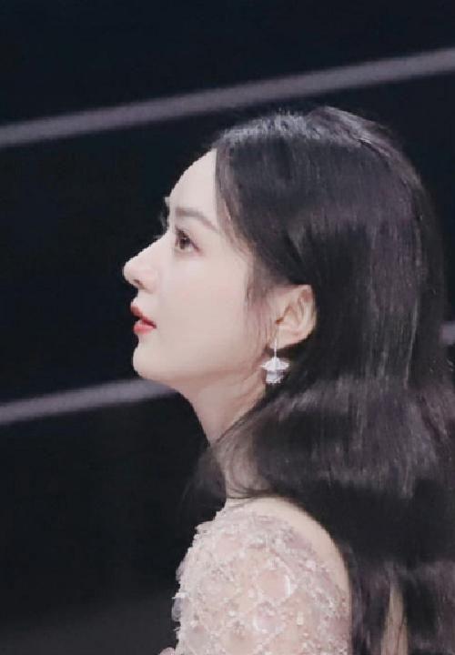 赵丽颖坐在台下看节目被偷拍裸粉色礼服超有气质侧脸线条完美