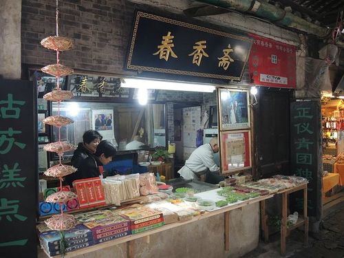 再佐之以甪直的古镇特色小吃"药材鹌鹑蛋",手工现制的辣椒碎,临窗而坐